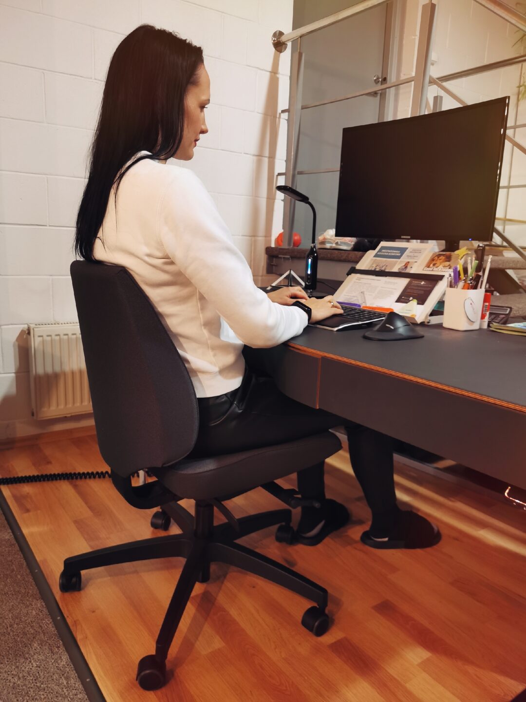 ergoway ergonoomika ergonoomiline kontoritool töötool tool kodukontor monitor kuvar triinusirge