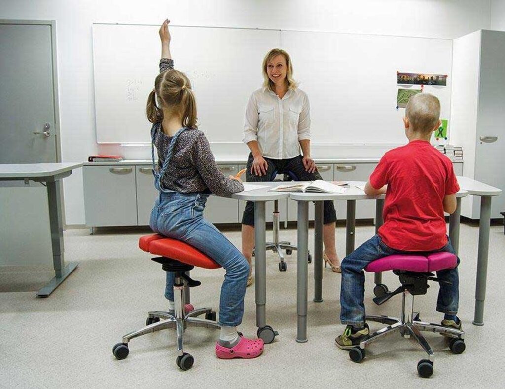 Innovaatilised lahendused koolis ergonoomiline sadultool opetaja tookoht Foto Ergoway